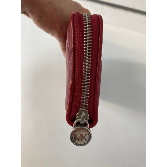 MICHAEL KORS, LARGE RED LEATHER QUILTED ZIP AROUND WALELT - Picture 8 of 16